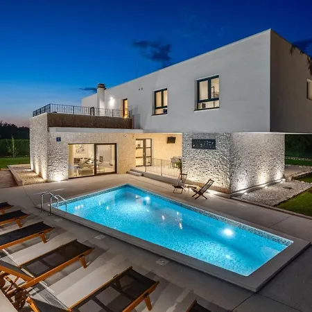 Modern M30 With Private Pool, 3 En-suite Bedrooms * Ugljane