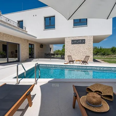 Modern M30 With Private Pool, 3 En-suite Bedrooms