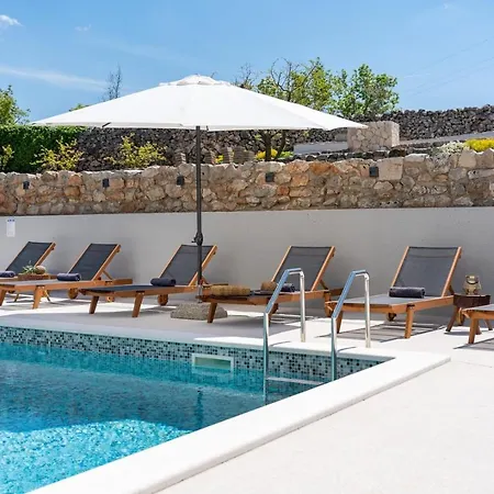 Modern M30 With Private Pool, 3 En-suite Bedrooms Ugljane