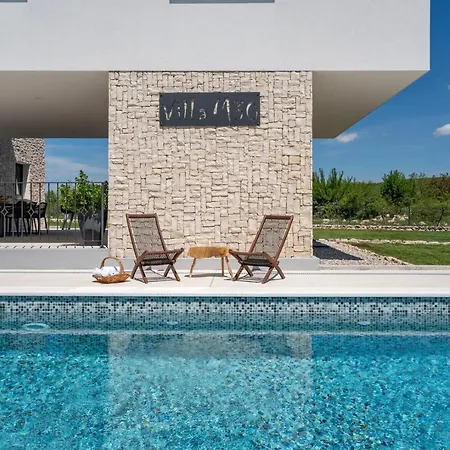 Modern M30 With Private Pool, 3 En-suite Bedrooms