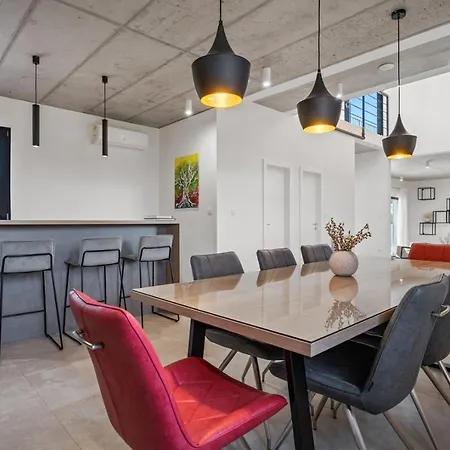Modern M30 With Private Pool, 3 En-suite Bedrooms Ugljane