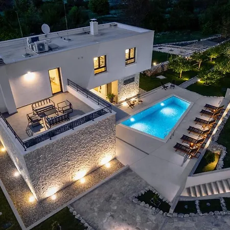 Modern M30 With Private Pool, 3 En-suite Bedrooms Ugljane