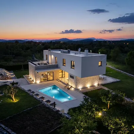 Modern M30 With Private Pool, 3 En-suite Bedrooms *
