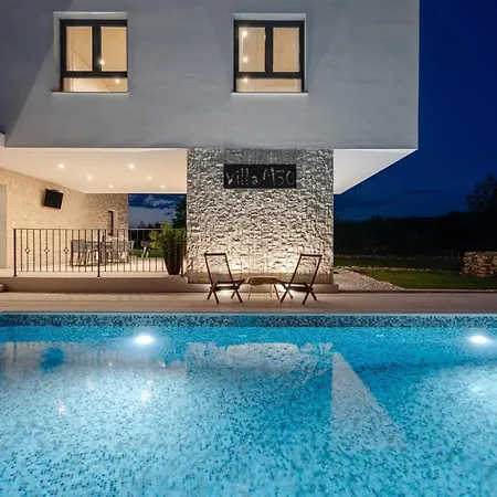 Villa Modern M30 With Private Pool, 3 En-suite Bedrooms *