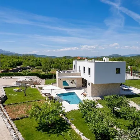 Modern M30 With Private Pool, 3 En-suite Bedrooms Villa *
