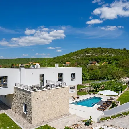Modern M30 With Private Pool, 3 En-suite Bedrooms Villa *