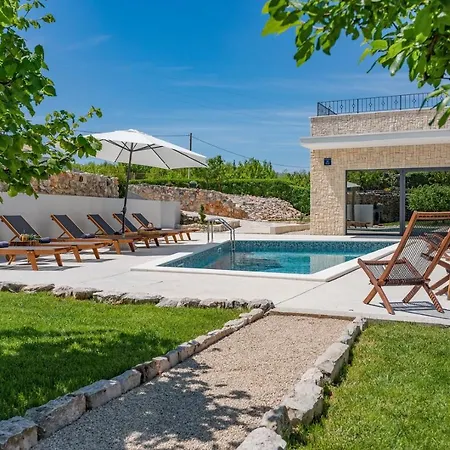 Modern M30 With Private Pool, 3 En-suite Bedrooms
