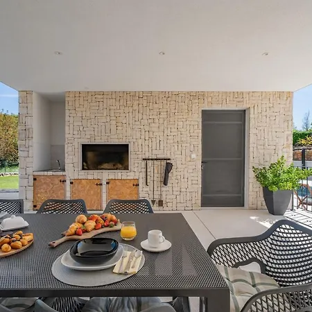 Modern M30 With Private Pool, 3 En-suite Bedrooms Villa Ugljane