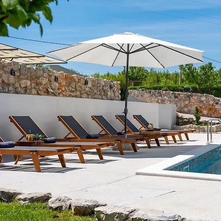 Modern M30 With Private Pool, 3 En-suite Bedrooms Villa *