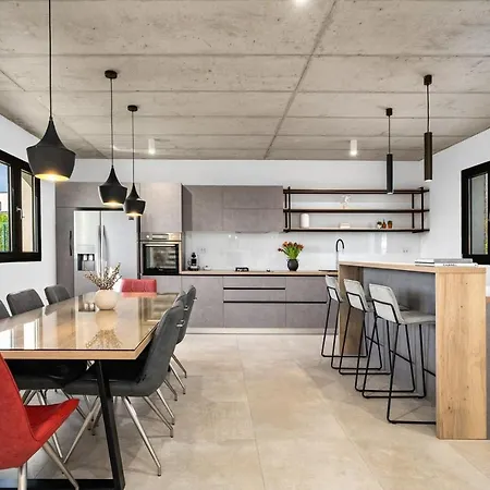 Modern M30 With Private Pool, 3 En-suite Bedrooms Ugljane