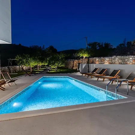 Modern M30 With Private Pool, 3 En-suite Bedrooms Villa *