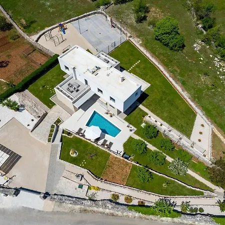Modern M30 With Private Pool, 3 En-suite Bedrooms